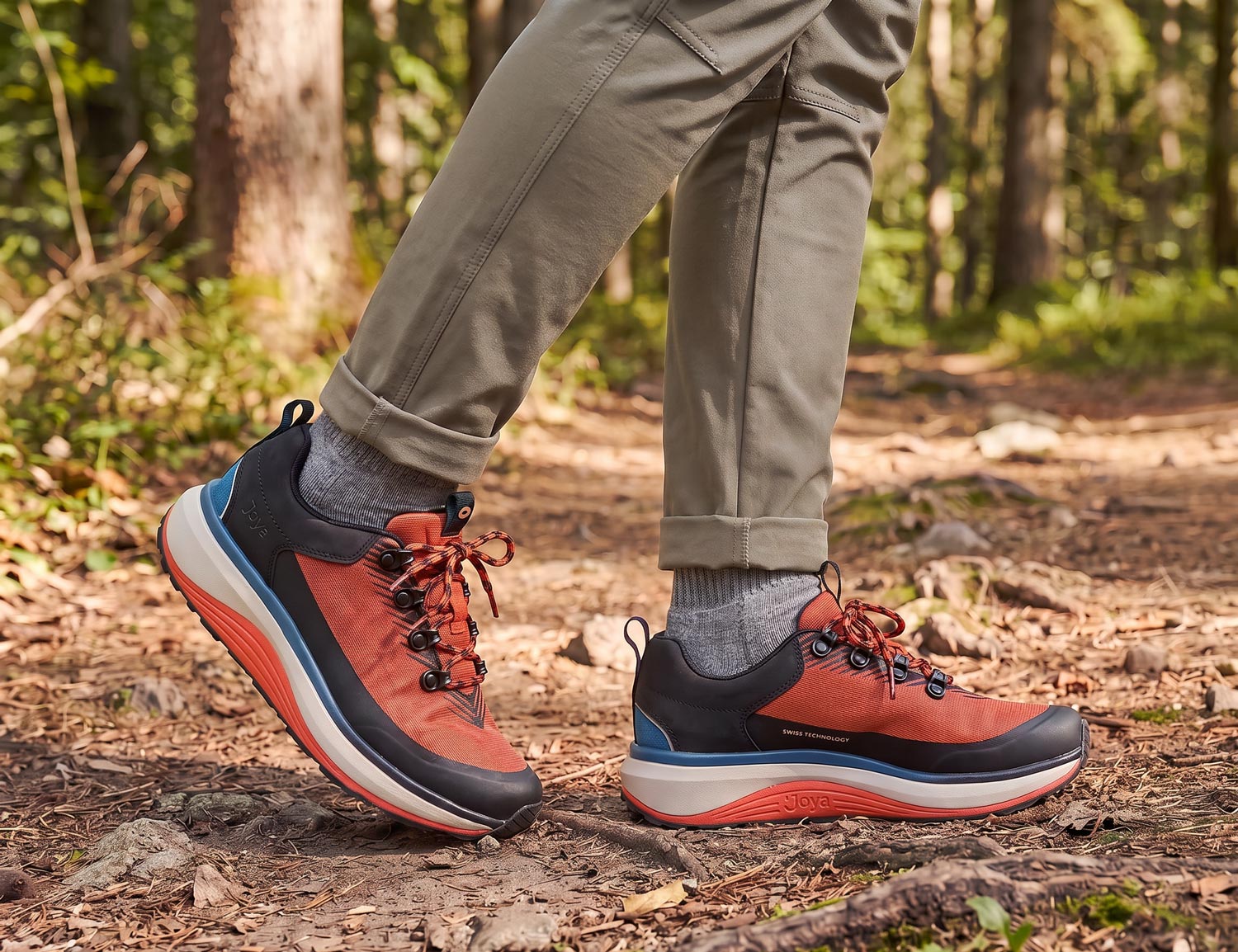JOYA Maui STX dark orange Outdoorschuh in Nahaufnahme beim Gehen auf einem Waldweg