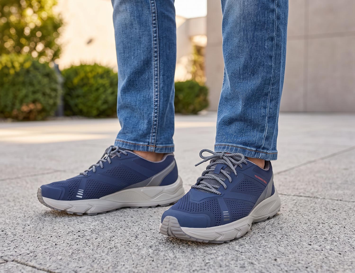 JOYA Nova dark blue Herrenschuh in Dunkelblau, sportlich-eleganter Komfortschuh mit großzügiger Passform und bequemer Sohle, getragen zu Jeans im Alltag