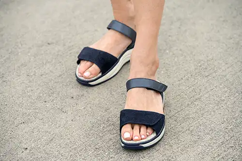 Das Beste an heißen Tagen - offene und luftige Schuhe 