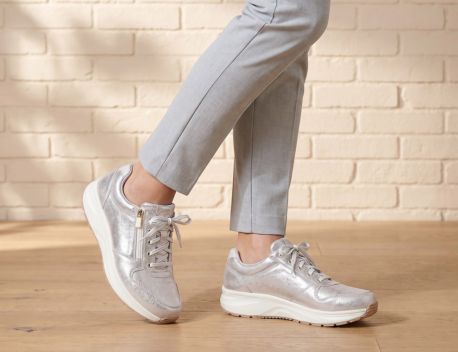 Frau trägt JOYA DYNAMO ZIP w light gold Damen-Sneaker in Light Gold mit seitlichem Reißverschluss, Schnürung und heller Komfortsohle