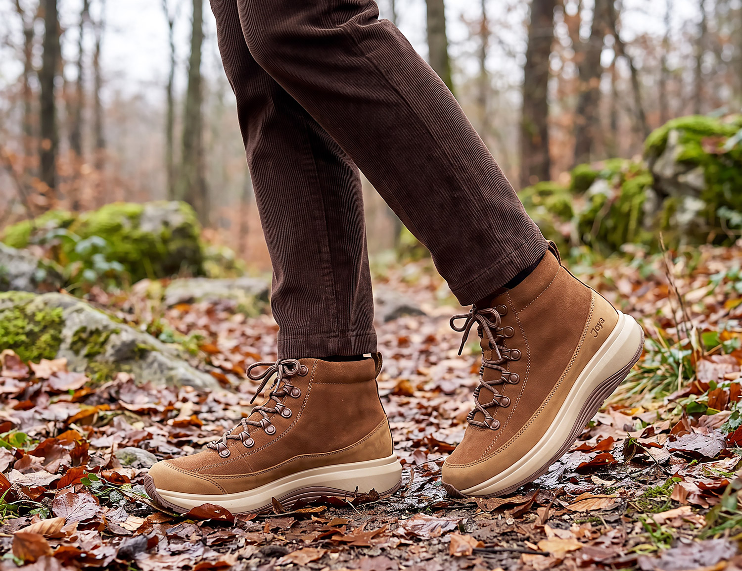 JOYA Maui Boot STX brown: brauner Damen-Stiefeletten-Wanderboot mit Schnürung und Komfortsohle im Einsatz auf einem herbstlichen Waldweg