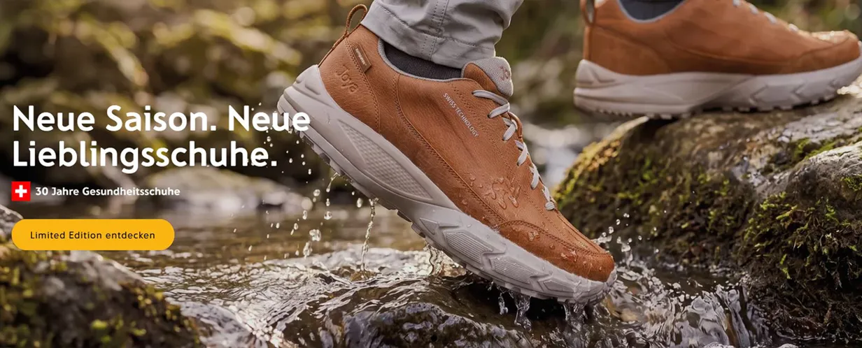 Braune Joya Gesundheitsschuhe Limited Edition im Outdoor-Einsatz auf nassen Felsen und im fließenden Wasser