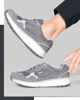 Grauer Damen-Sneaker aus Veloursleder und Mesh mit weißer Sohle, seitlich am Fuß und als Paaransicht dargestellt