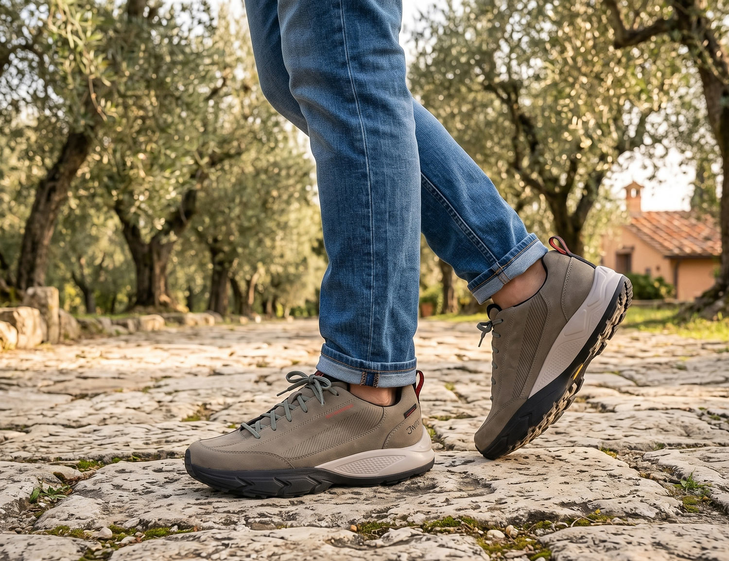 JOYA Oberstdorf STX green Herrenschuh aus Nubuk auf steinigem Naturweg getragen, mit sportlich-robuster Sohle für komfortables, stabiles Gehen im Alltag und in der Freizeit