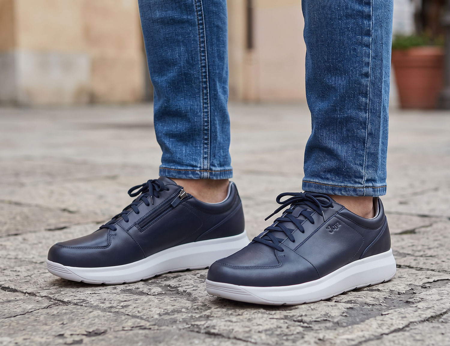 JOYA Oliver dark blue II Herren-Schnürschuh in Dunkelblau aus Glattleder mit Reißverschluss und weißer Komfortsohle, getragen im Alltag