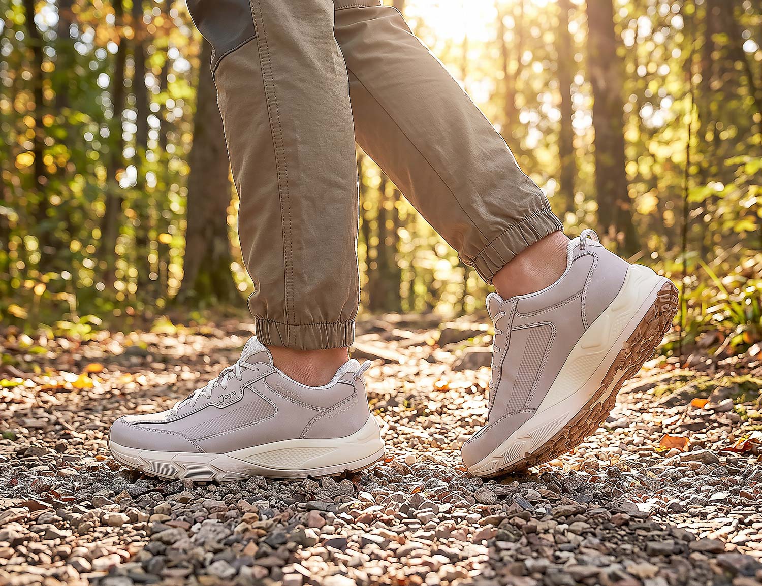 JOYA Seefeld Stx light grey Damenschuh aus grauem Nubuk mit komfortabler Sohle beim Gehen auf einem Waldweg