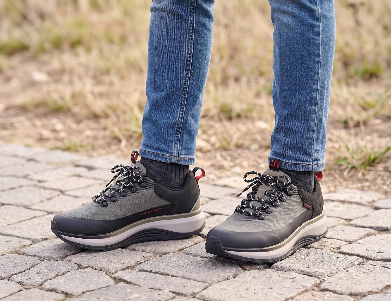 JOYA MAUI STX M green Herren-Sneaker in Grün, getragen zu Jeans auf Kopfsteinpflaster im Outdoor-Einsatz