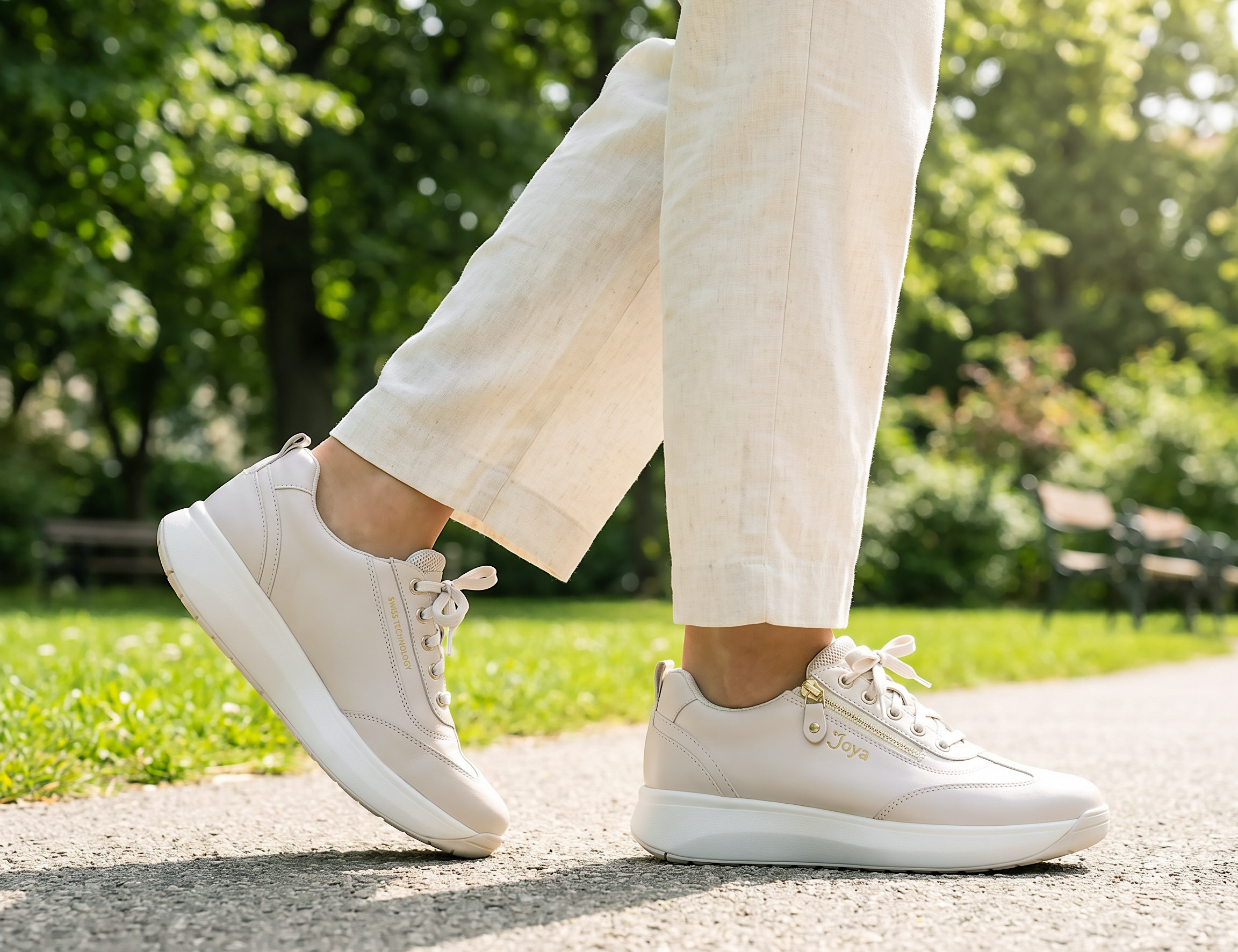 JOYA Laura light beige II Damen-Sneaker in Hellbeige mit Reißverschluss und Schnürung, getragen beim Spaziergang auf einem Parkweg