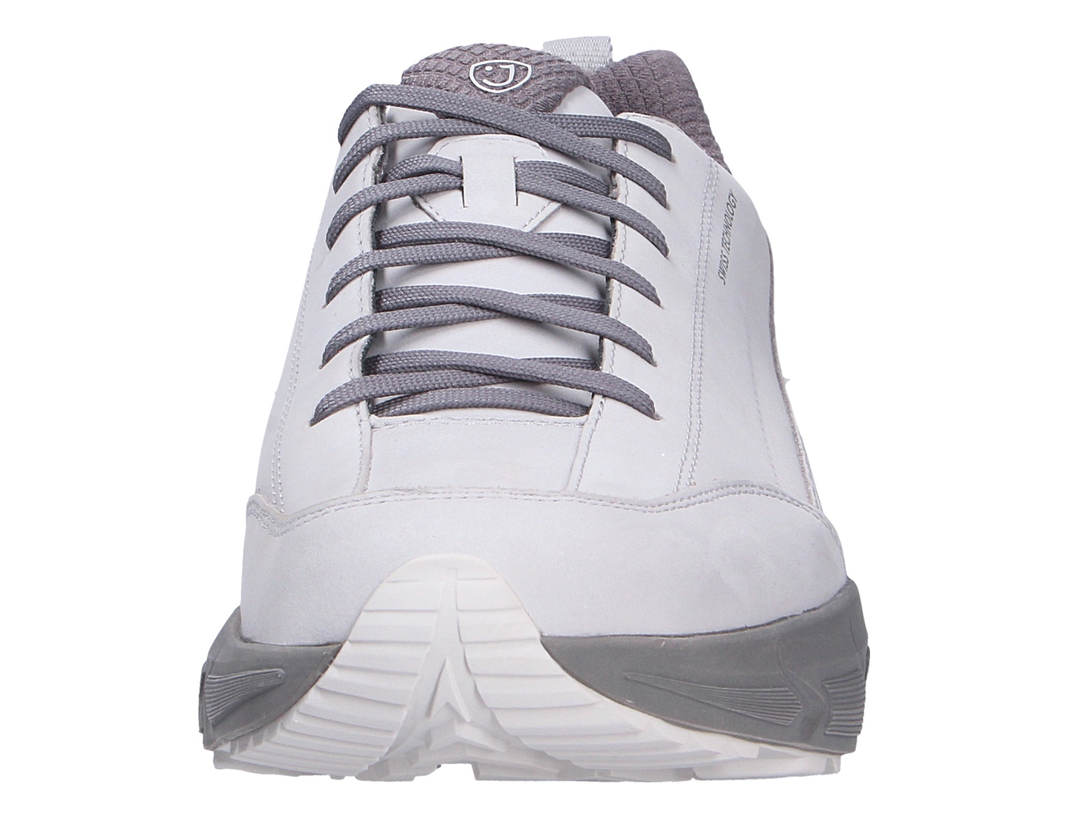 Vorderansicht des JOYA Oberstdorf STX light grey: hellgrauer Sneaker mit grauen Schnürsenkeln und markanter Laufsohle