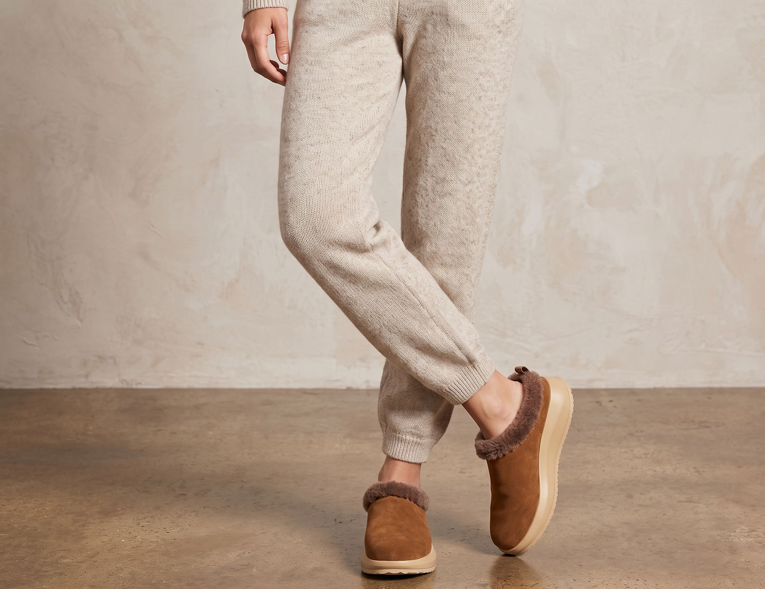 Model trägt den JOYA Riga brown II, einen braunen Damen-Schlupfschuh aus Veloursleder mit weichem Warmfutter und hohem Komfort für kühle Tage.