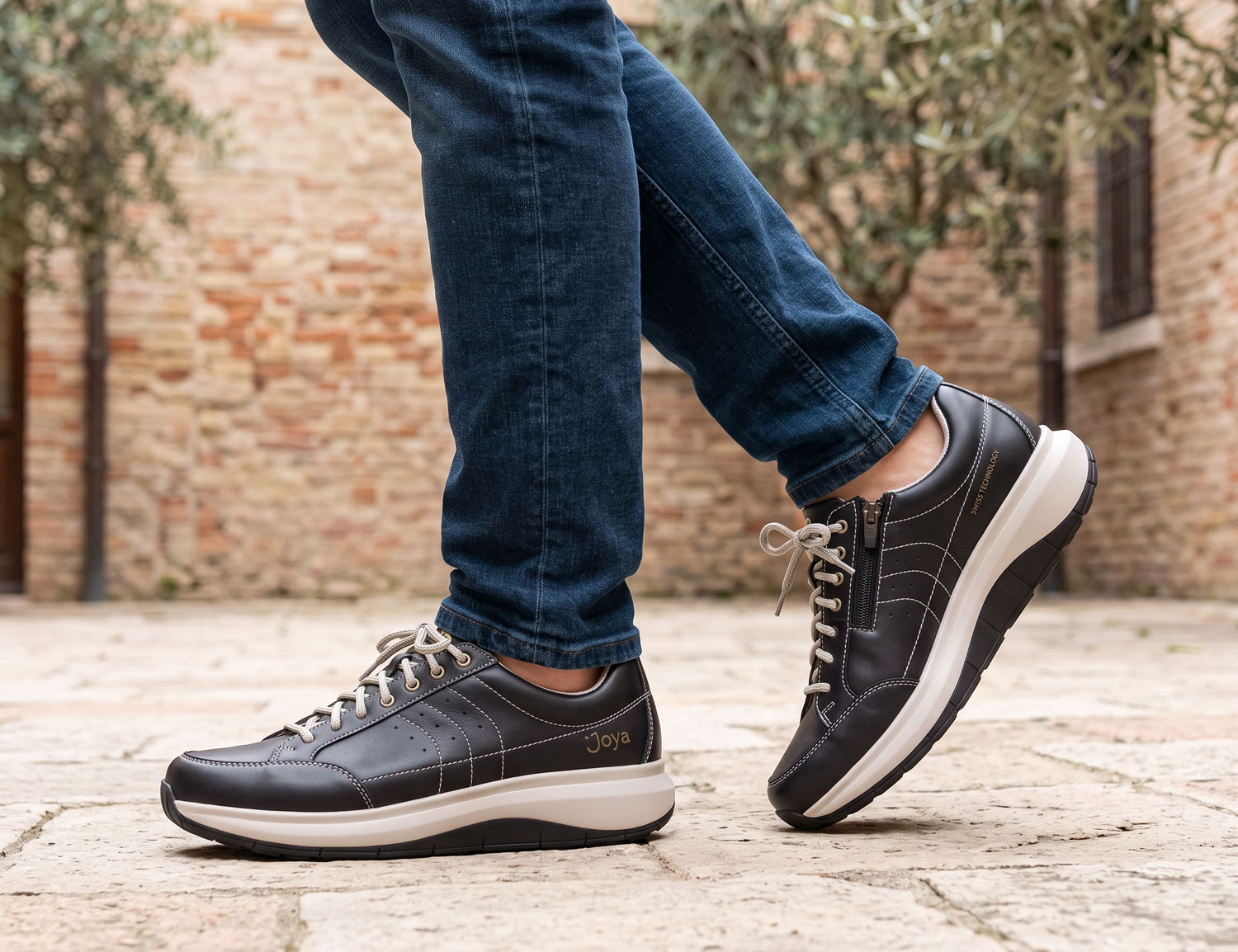 Herren trägt den JOYA Moscow zip black II, schwarzen Glattleder-Schnürschuh mit seitlichem Reißverschluss und komfortabler Sohle, in urbaner Alltagsszene