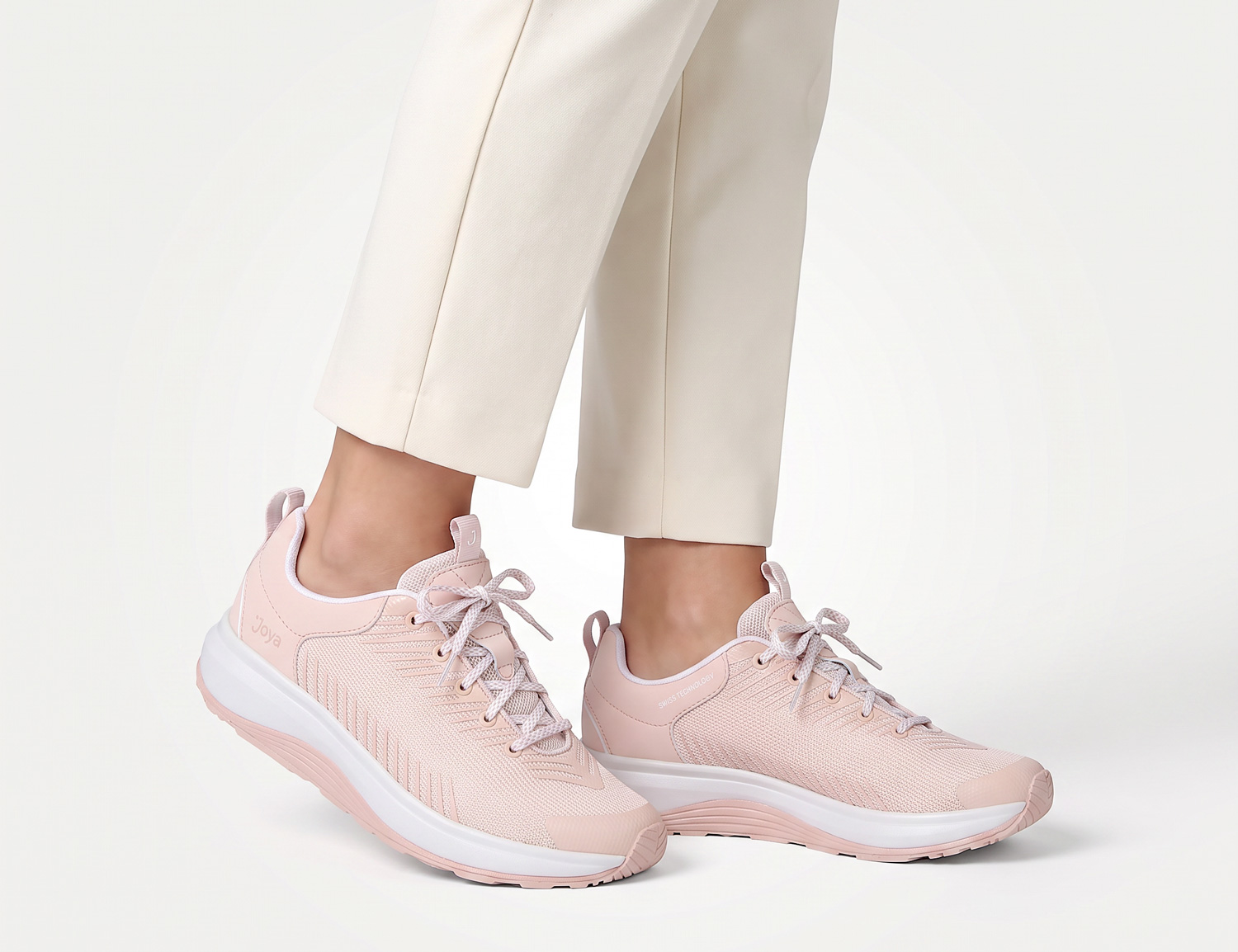 Am Fuß getragener JOYA Damen-Sneaker MAUI light orange in zartem Orange mit Schnürung und weißer Komfortsohle