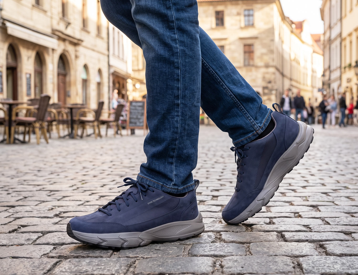 JOYA Oberstdorf STX dark blue Herrenschuh aus dunkelblauem Nubukleder mit robuster Sohle, getragen auf Kopfsteinpflaster in der Stadt