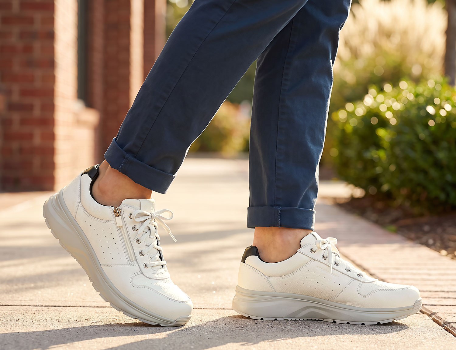 JOYA DYNAMO Zip M white II: Weiße Herren-Sneaker mit Reißverschluss, Schnürung und komfortabler Sohle beim Gehen im Freien